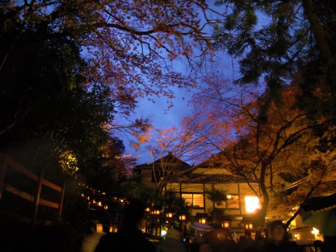 京都の紅葉ライトアップ「貴船神社」