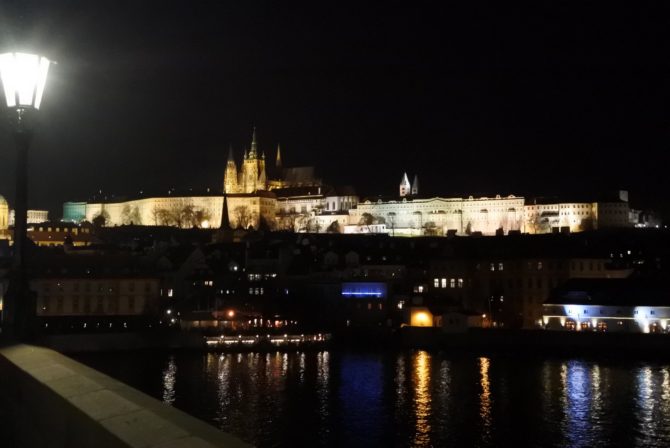プラハ城全貌　夜のカエル橋から