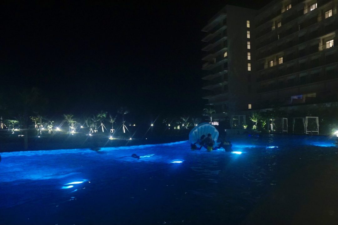 ヒルトン沖縄瀬底リゾートの夜の屋外プール