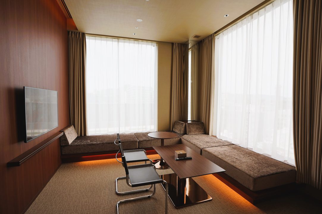 「カンデオホテルズ熊本新都心」プライベートスパカンデオスイートのリビングルーム