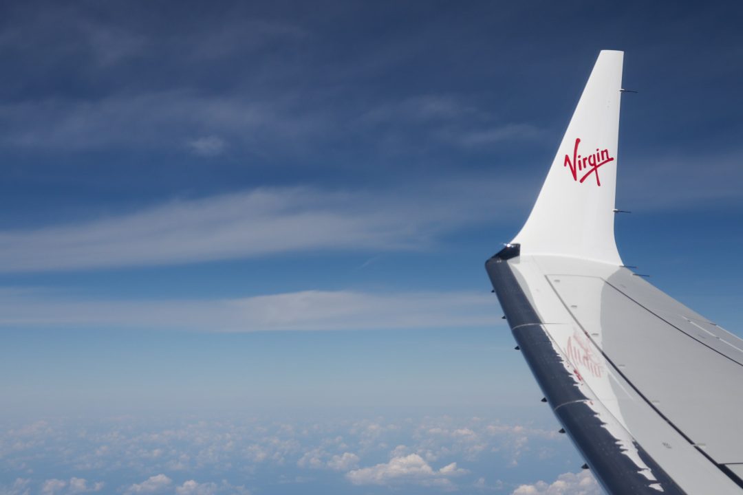 ヴァージン・オーストラリア航空の座席窓から見える空の景色