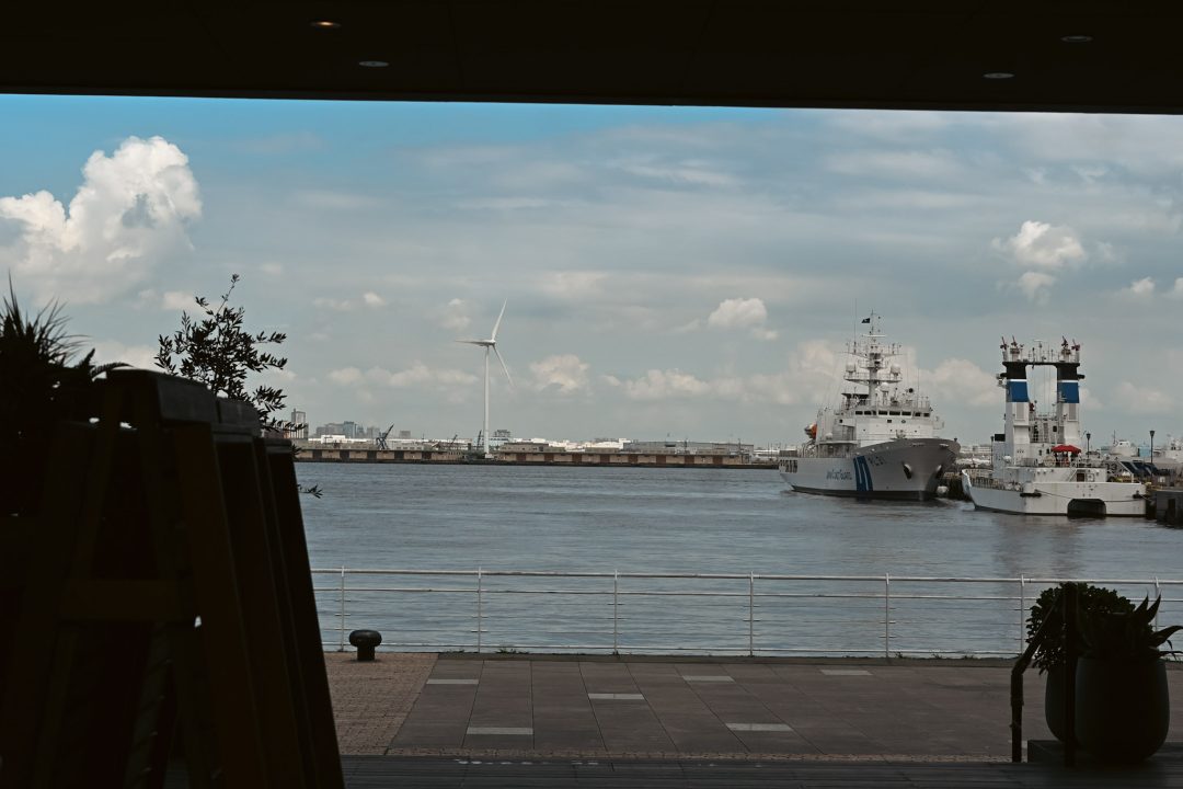 港の風景を見ることができる