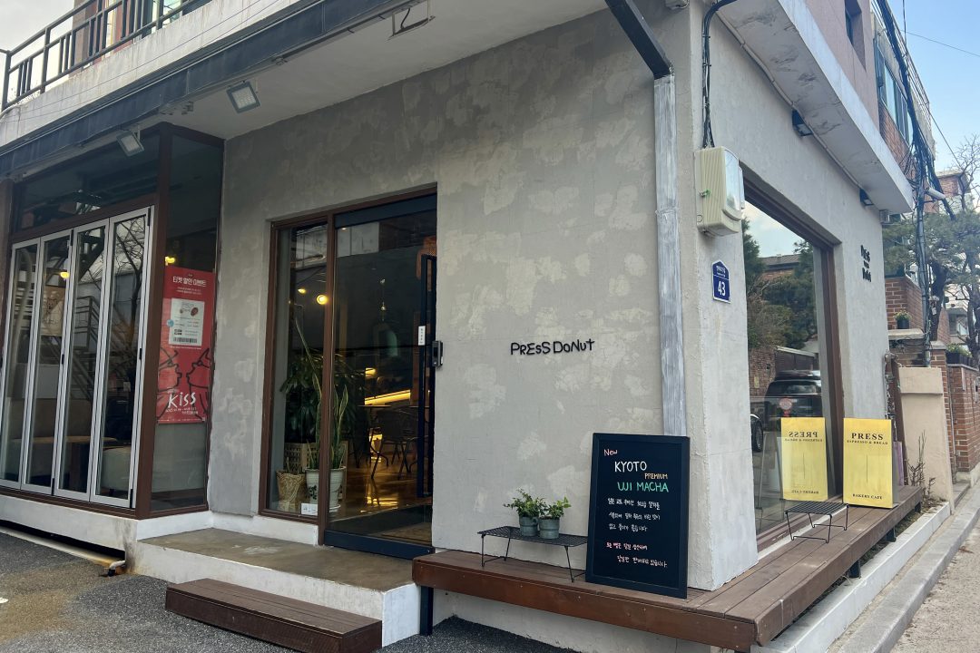 韓国のカフェ「PRESS DONUT」の店舗外観