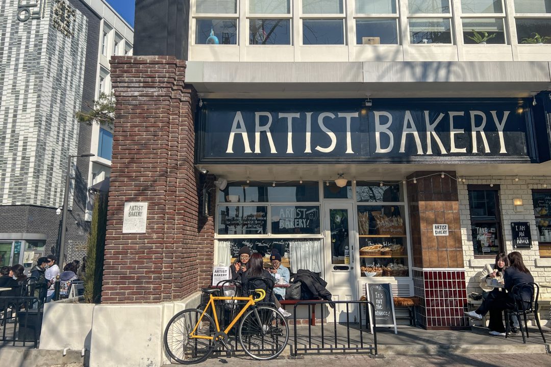 韓国のカフェ「ARTIST BAKERY」の店舗外観